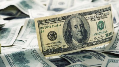 Доллар продолжил падание к тенге на KASE