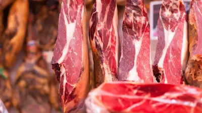 На рынке в Астане торговали непроверенным мясом с поддельными печатями