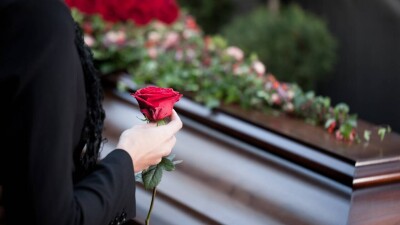 Как получить госвыплату на погребение родственника и с какими трудностями можно столкнуться