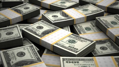 Тенге начал неделю с ослабления к доллару на бирже