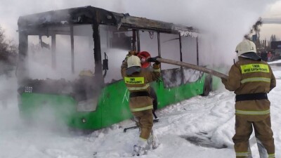 В Медеуском районе Алматы сгорел автобус