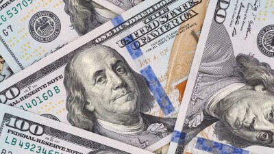 Доллар подешевел сразу на 8 тенге на бирже