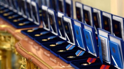 Токаев вручил госнаграды главе авиакомпании, ветеранам труда, чабану и учителю в Жетысу