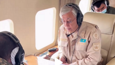 Токаев облетел пострадавшие от пожаров территории в Костанайской области