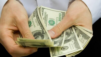 Тенге остановил падение к доллару на KASE