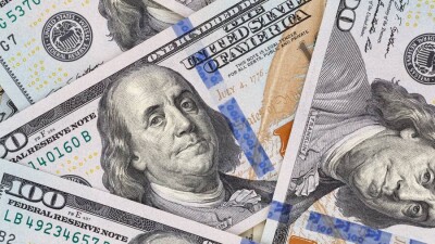 Тенге начал неделю на бирже с падения к доллару