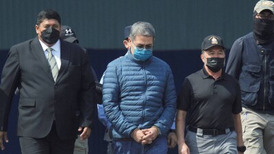 Экс-президента Гондураса приговорили к 45 годам лишения свободы в США