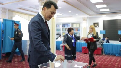 Госсекретарь Ерлан Карин принял участие в референдуме