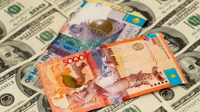 Доллар незначительно подешевел, рубль укрепился к тенге на бирже