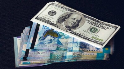 Тенге не продолжил укрепление на фоне высоких цен на нефть