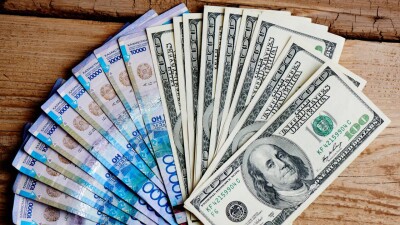 Падение тенге к доллару на бирже остановилось