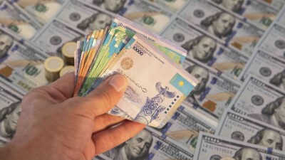 Биржевой курс доллара снизился ещё на 2 тенге