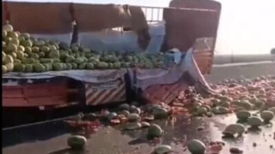 25 тонн арбузов рассыпались на трассе в Жамбылской области из-за ДТП