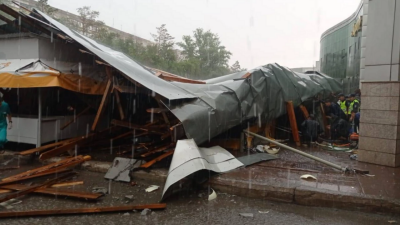 "Не успели закрепить". Администрация торгового дома в Павлодаре объяснила инцидент с упавшей на людей крышей