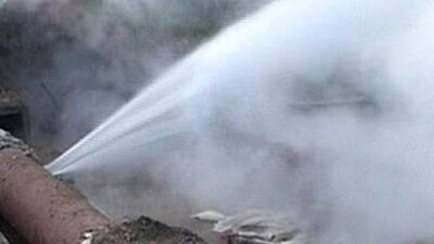 В Алматы на пересечении проспекта Рыскулова и улицы Жансугурова произошёл порыв на теплотрассе