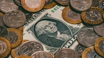 Качели с долларом и тенге: Нацбанк не пытается держать курс на желаемом уровне