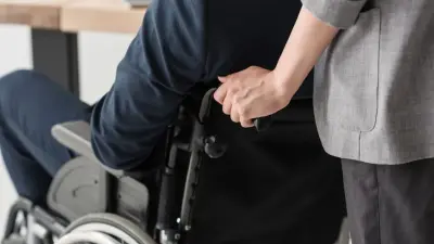 В правительстве отказались уравнять оплату индивидуальных помощников и ухаживающих за инвалидами из-за моратория