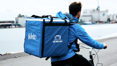 Компания Wolt сохранила прежние ставки оплаты для уже работающих с ней курьеров, но изменила их для новичков