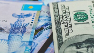 Тенге слабеет к доллару на фоне падения цен на нефть до минимума с сентября