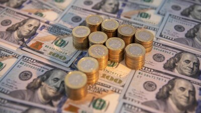 Курс доллара к тенге начал неделю на бирже со снижения