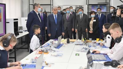 Токаев подарил воспитанникам Дворца школьников Алматы телескоп и автобус