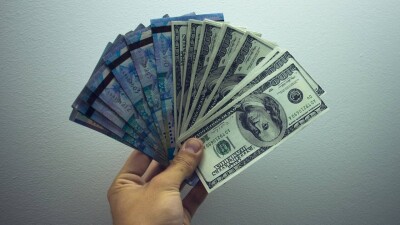 Курс доллара снизился на бирже на 2 тенге