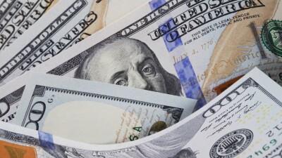 Тенге начал неделю с укрепления к доллару на KASE