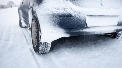 Дорогу от Жамбылской области до Шымкента закрыли из-за метели. Десятки машин попали в снежный затор