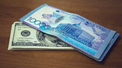 Курс доллара упал ещё на 3,5 тенге на бирже