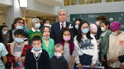 Токаев пообщался с детьми, которые проходят лечение в Национальном научном центре материнства и детства