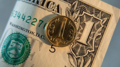 Доллар подешевел на KASE ещё почти на 3 тенге