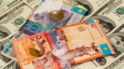 Доллар незначительно укрепляется к тенге на бирже третий день подряд