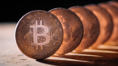 Резкое падение биткоина: стоит ли вкладывать деньги в криптовалюту в 2022 году