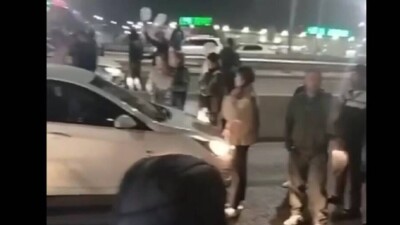Жители ЖК в Алматы перекрыли оживлённую дорогу в знак протеста против перебоев водоснабжения