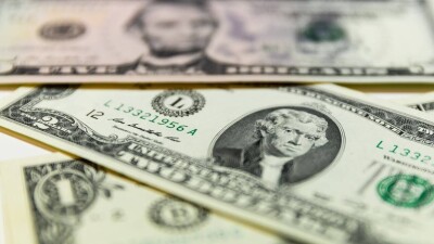 Тенге укрепился к доллару на бирже в преддверии своего дня рождения