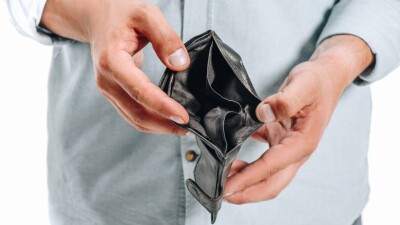 У 36% казахстанцев заработка хватает лишь на еду и одежду – опрос