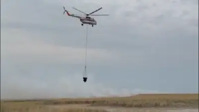 В Атырауской области горит камыш: вертолётом сбросили больше 80 тонн воды