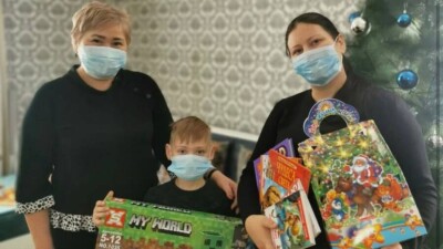 В ВКО бежавший за санями Деда Мороза мальчик получил письмо и подарки от министра образования