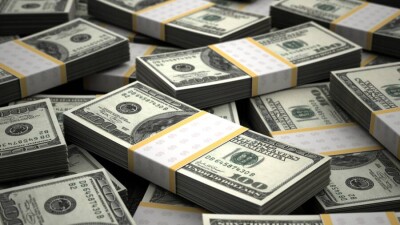 Доллар подешевел на бирже перед выходными