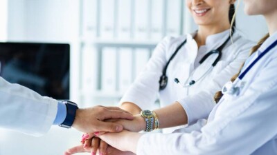 Средняя зарплата врачей в Казахстане достигла 421 тысячи тенге