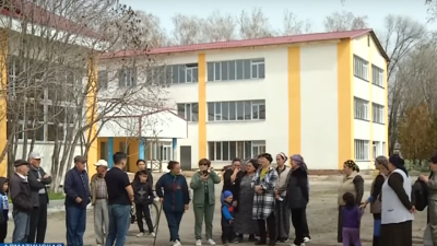 "Возвращаются домой в 10 вечера". Из-за затянувшегося ремонта в школе страдают дети в Алматинской области