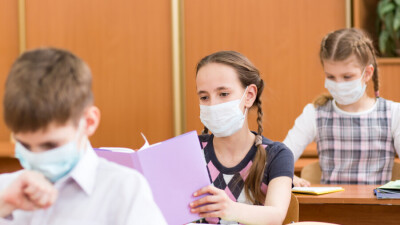 Учащиеся школ регионов, находящихся в "жёлтой" и "зелёной" зонах, могут не носить маски на уроках