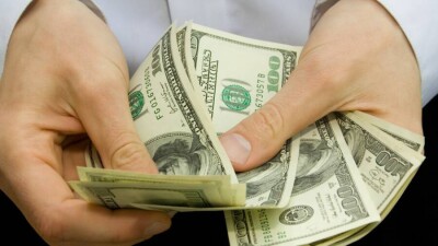 Курс доллара на бирже приблизился к отметке в 430 тенге впервые с конца апреля