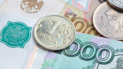 Курс рубля вырос к тенге на бирже перед выходными