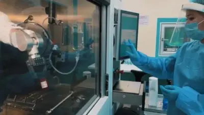 Точные дозировки и безопасность: робот готовит препараты для пациентов в онкоцентре Алматы