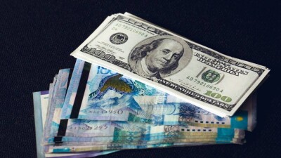 Доллар на бирже подорожал менее чем на 1 тенге перед выходными