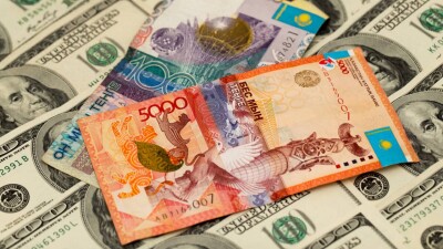 Тенге укрепился к инвалюте. Обменники принимают доллары по 457,5 тенге