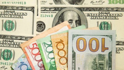 Доллар резко подешевел к тенге на бирже и в обменниках перед выходными