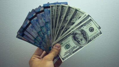 Курс доллара вырос ещё почти на пять тенге за сутки, рубль резко упал