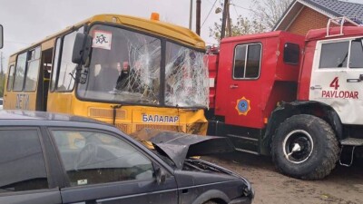 В Павлодаре школьный автобус столкнулся с пожарной машиной, пострадали дети